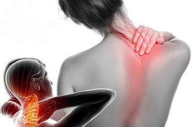 Đau cơ cổ bên phải là tình trạng đau nhức, căng thẳng hoặc mỏi ở vùng cơ cổ bên phải