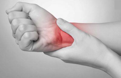 Đau khớp cổ tay gây khó chịu cho người bệnh khi cử động