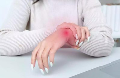 Cảm giác đau thường xuất hiện ở khu vực cổ tay, có thể là đau nhói, cứng khớp, thậm chí tê buốt