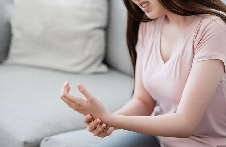 Cảm giác đau nhức ở khu vực cổ tay, đặc biệt khi vận động tay