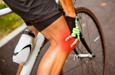 Nếu khớp không bị sưng đau nặng, đạp xe có thể giúp cải thiện chức năng của gối mà không gây thêm tổn thương