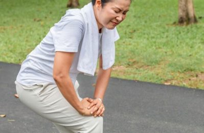 Đau khớp gối là triệu chứng thường gặp ở những người lớn tuổi