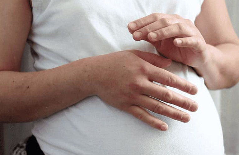 Các khớp ngón tay của mẹ bầu có thể trở nên đau nhức, sưng tấy