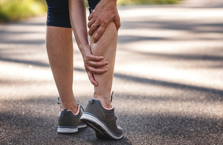 Trong môi trường lạnh, cơ và gân có xu hướng co lại, gây căng thẳng cho các khớp