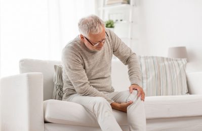 Đau nhức xương khớp ở người già là một tình trạng phổ biến, thường gặp ở những người cao tuổi