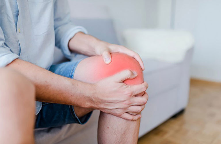 Rượu có thể kích thích viêm trong cơ thể, làm nặng thêm các triệu chứng của bệnh viêm khớp