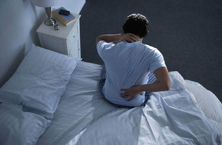 Cơn đau có thể xuất hiện rõ rệt sau một ngày dài hoạt động hoặc khi cơ thể ở trạng thái thư giãn