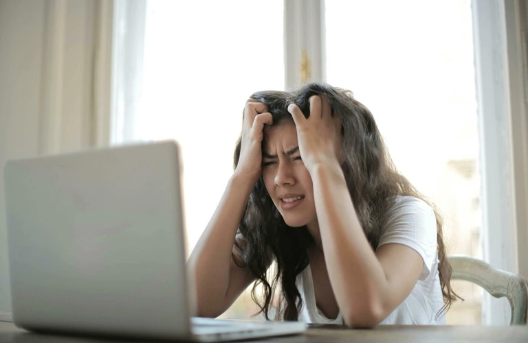 Người bị căng thẳng kéo dài có thể gặp phải tình trạng căng cơ và đau vai gáy