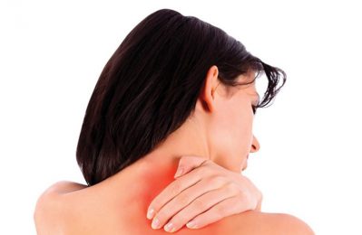 Đây là triệu chứng gây đau nhức ở vùng vai gáy kèm theo khó thở, cảm giác nghẹt thở