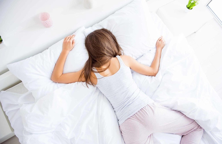 Nằm ngủ không đúng tư thế có thể gây ra áp lực lên cột sống cổ