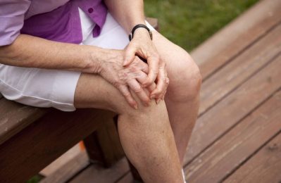 Khô khớp gối ở người già là tình trạng khớp gối bị tổn thương do quá trình lão hóa