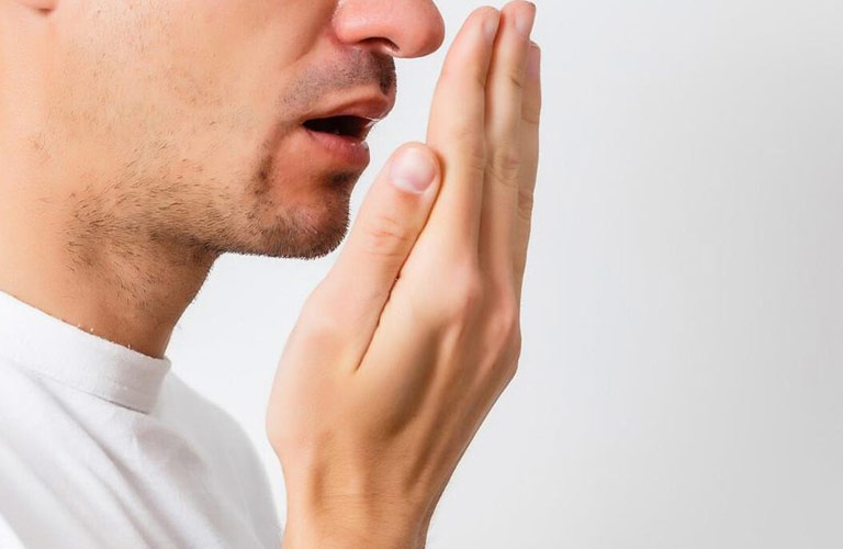 Người bị sưng amidan sẽ có hơi thở hôi
