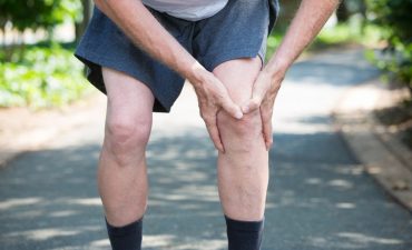 Việc đi bộ với người bị thoái hóa khớp gối có thể mang lại lợi ích hoặc gây hại tùy vào tình trạng bệnh