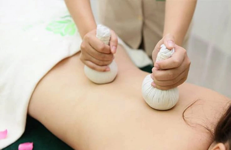 Muối được cho vào khăn rồi chườm lên vùng lưng đau để giảm cơn đau nhức, hỗ trợ giãn cơ