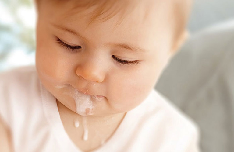 Trẻ bị ho do trào ngược có thể gặp phải biến chứng lâu dài về dạ dày