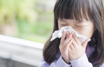Trẻ bị ho sổ mũi là một triệu chứng phổ biến ở trẻ em, nhất là trong những ngày chuyển mùa