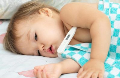 Trẻ bị ho sốt là một trong những triệu chứng phổ biến của trẻ trong các mùa giao mùa