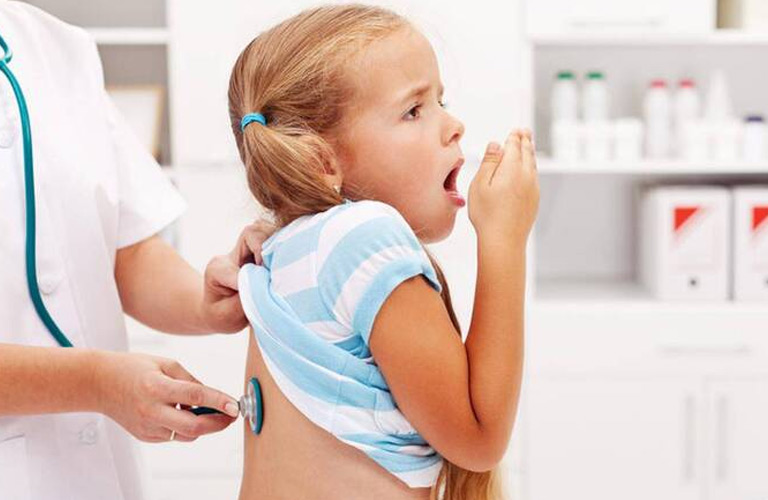 Khi viêm họng lan xuống phế quản, gây khó thở, ho có đờm đặc và thở khò khè
