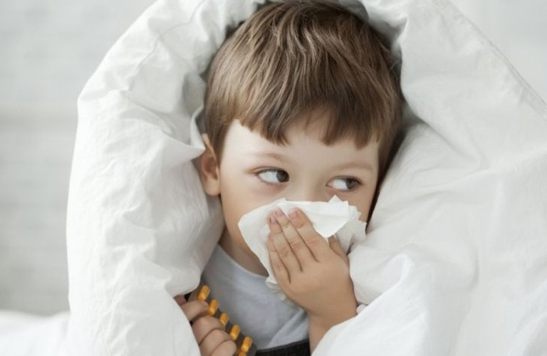 Trẻ bị viêm họng nhưng không ho có thể bị chảy nước mũi hoặc nghẹt mũi nhẹ
