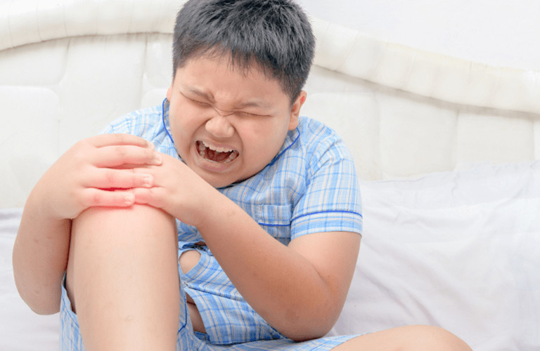 Trẻ em bị đau nhức xương khớp ảnh hưởng đến khả năng vận động và sinh hoạt hàng ngày