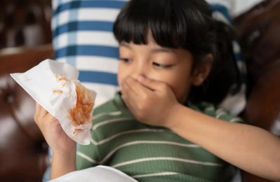 Trẻ em ho ra máu là tình trạng khi trẻ có biểu hiện ho kèm theo máu trong đờm hoặc đôi khi máu có thể chảy ra khi ho