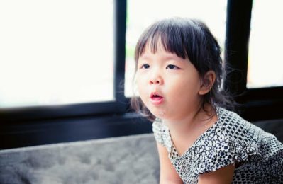 Trẻ ho có đờm là hiện tượng ho kèm theo sự xuất hiện của đờm trong đường hô hấp