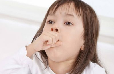 Ho lâu ngày không khỏi ở trẻ là tình trạng ho kéo dài hơn ba tuần, thường gặp ở trẻ em dưới 5 tuổi