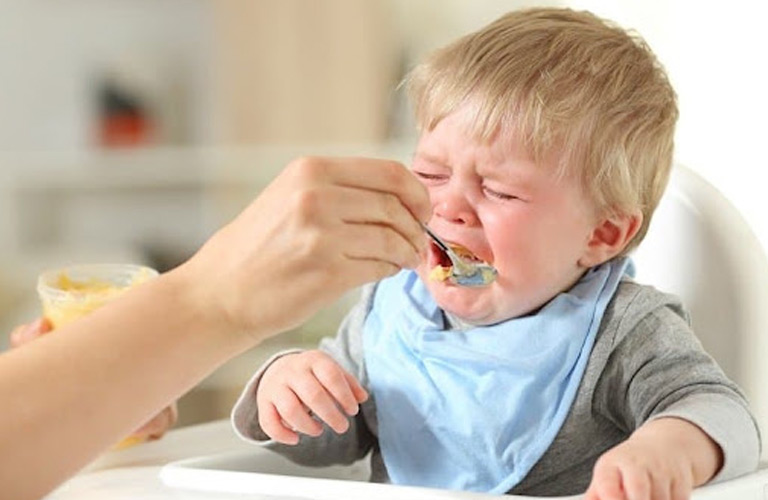 Khi bị bệnh, trẻ thường uể oải, ăn uống kém, quấy khóc nhiều hơn
