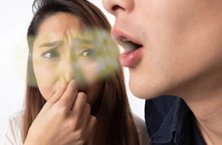 Mùi hôi nặng nề từ miệng do sự phân hủy của các tế bào chết và mủ