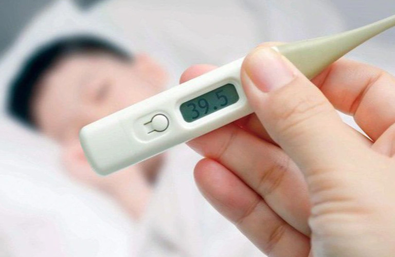 Sốt cao, có thể lên đến 39-40 độ C