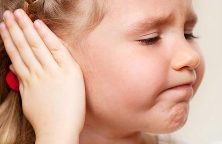 Trẻ có thể kêu đau tai, đặc biệt là khi nuốt nước bọt hoặc thức ăn