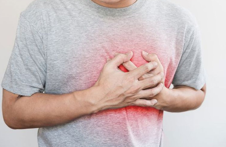 Viêm amidan kéo dài có thể dẫn đến các bệnh lý tim mạch như viêm cơ tim hoặc viêm van tim
