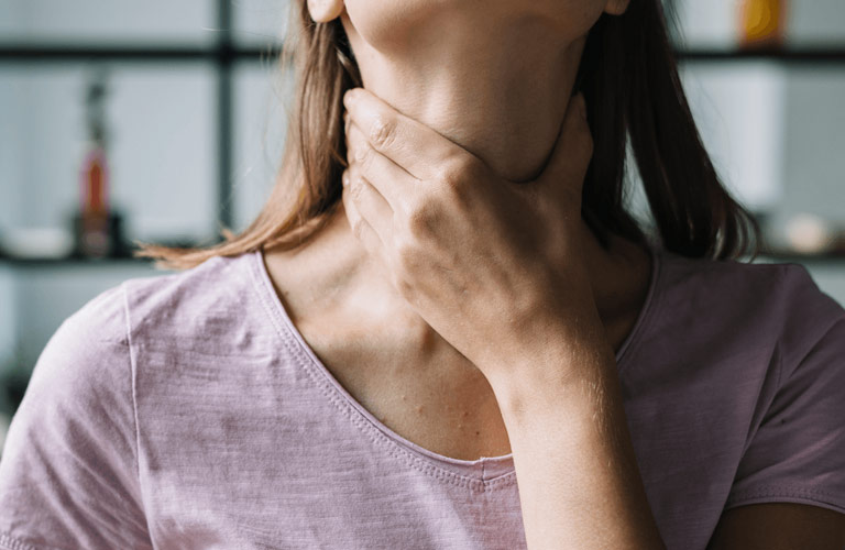 Viêm họng bạch hầy có thể gây ra cảm giác nghẹn, khó nuốt thức ăn và nước