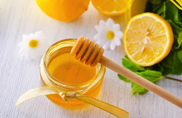 Mật ong có tính kháng viêm, kết hợp với chanh giúp làm dịu cổ họng, giảm ho và đau rát