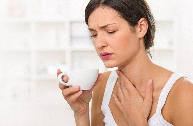 Cảm giác vướng víu và khó chịu khi nuốt thức ăn hoặc nước
