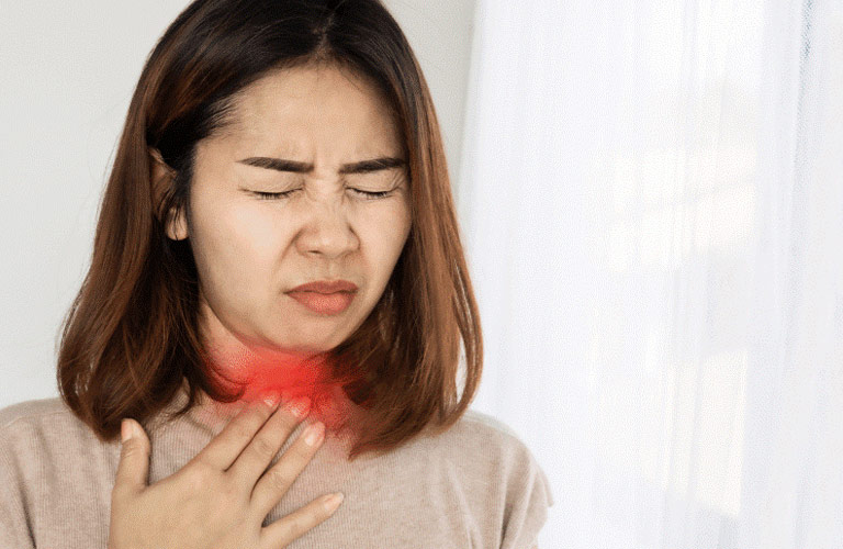 Cảm giác đau rát, khó chịu ở vùng cổ họng, đặc biệt khi nuốt