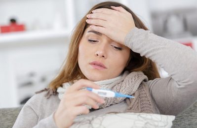 Viêm họng do virus, như cúm hay cảm lạnh, thường sẽ có sốt cao trong 2-4 ngày đầu