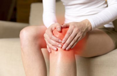 Các khớp bị viêm thường sưng đỏ, cứng đơ, hạn chế khả năng vận động