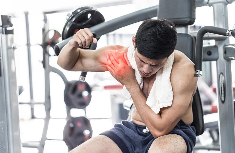 Các cử động như vung tay, kéo vật nặng có thể gây tổn thương cho gân và bao khớp vai