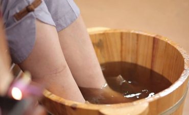 Nước ấm có pha gừng và muối, vừa giúp thư giãn thần kinh, vừa thúc đẩy khí huyết lưu thông