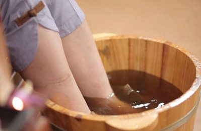 Nước ấm có pha gừng và muối, vừa giúp thư giãn thần kinh, vừa thúc đẩy khí huyết lưu thông