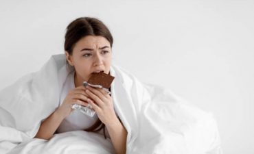 Socola có vị đắng ngọt, tính ôn, tác động lên tạng tâm – vốn là cơ quan chủ về thần trí và giấc ngủ