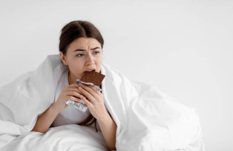 Socola có vị đắng ngọt, tính ôn, tác động lên tạng tâm – vốn là cơ quan chủ về thần trí và giấc ngủ
