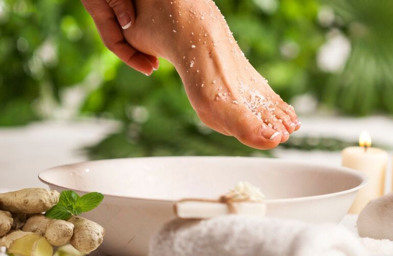 Ngâm chân bằng nước ấm có muối hạt hoặc gừng giã giúp giảm đau đầu