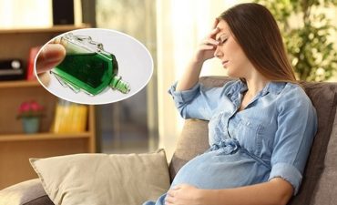 Bà bầu đau đầu không nên sử dụng dầu gió tùy tiện