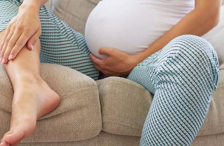 Bà bầu phải thức dậy nhiều lần vào ban đêm để đi vệ sinh