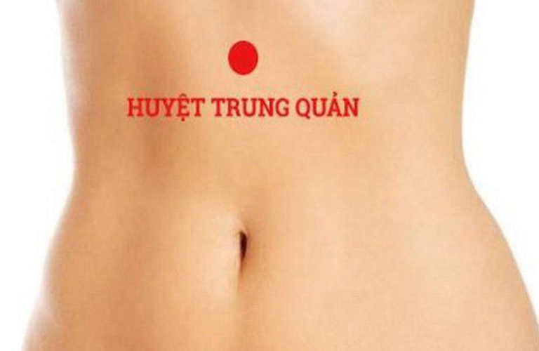 Vị trí ngay giữa rốn và mũi ức, nằm trên đường giữa bụng