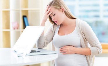 Đau đầu trong thời gian mang thai đôi khi kèm theo cảm giác buồn nôn hoặc chóng mặt