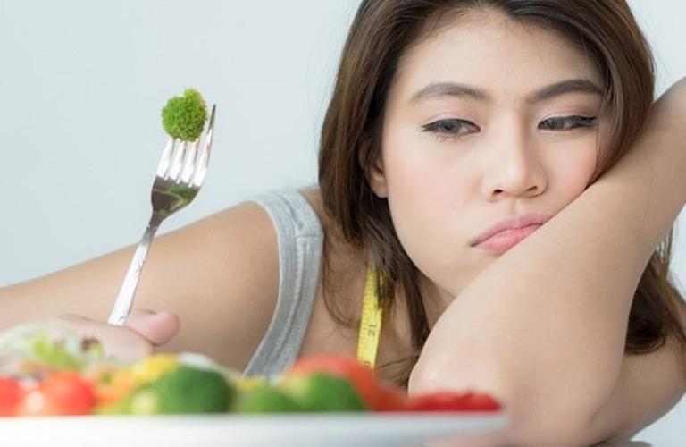 Thói quen ăn uống không lành mạnh như thiếu nước, thiếu vitamin có thể dẫn đến đau đầu