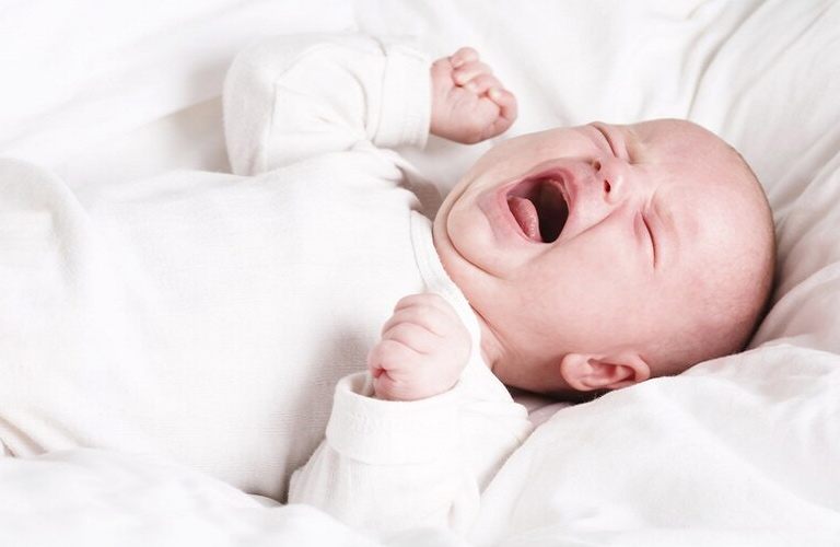Khi bé khó ngủ vào ban đêm, bà con có thể thấy lo lắng và bối rối, không biết phải làm sao